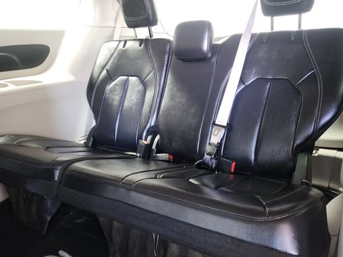 Used 2023 Chrysler Pacifica Touring-L image 13