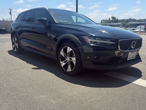 Used 2023 Volvo V60 B5 Cross Country Plus AWD/4WD image 3