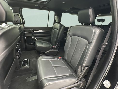Used 2022 Jeep Wagoneer Series III w/ Premium Group I AWD/4WD image 11