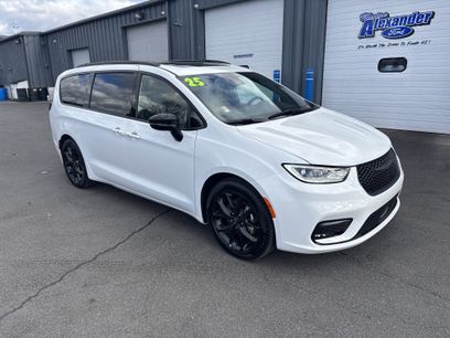 Used 2025 Chrysler Pacifica Limited