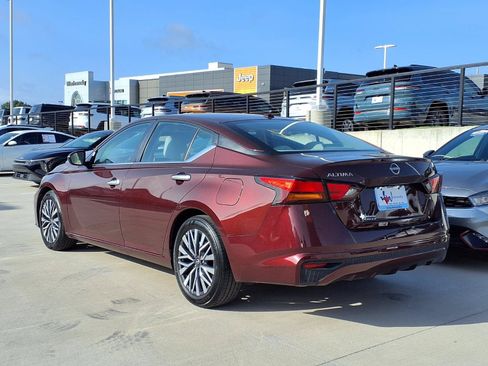 Used 2025 Nissan Altima 2.5 SV FWD image 2
