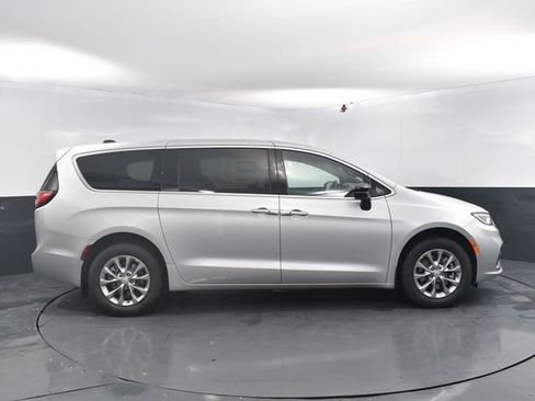 New 2026 Chrysler Pacifica Select AWD/4WD image 11