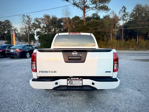 Used 2018 Nissan Frontier SV image 3