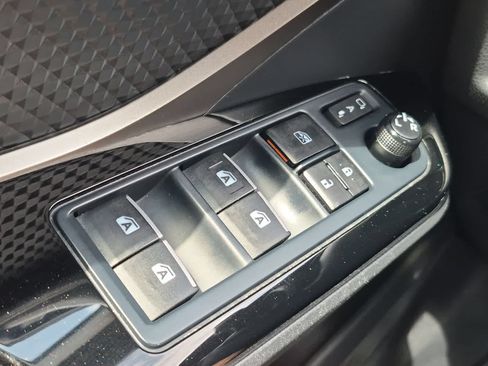 Used 2019 Toyota C-HR XLE FWD image 28