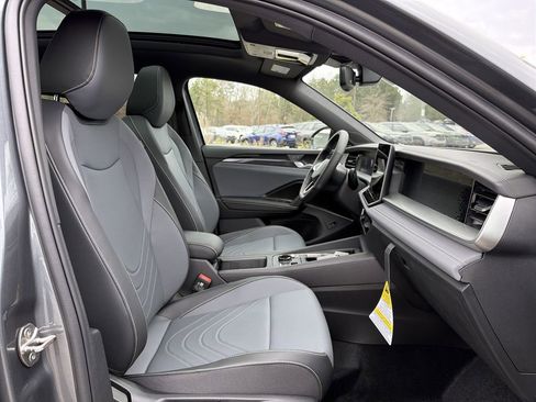 New 2026 Volkswagen Tiguan SE R-Line FWD image 20