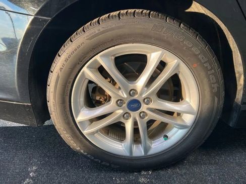 Used 2018 Ford Fusion SE w/ Fusion SE Technology Package image 16