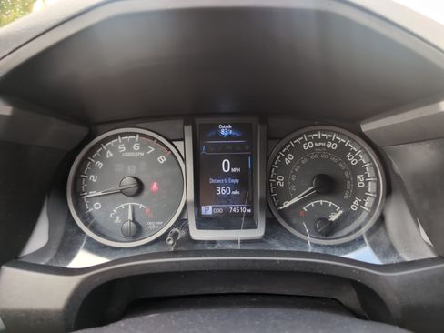 Used 2017 Toyota Tacoma TRD Off-Road w/ Tow Package (A/T) AWD/4WD image 21