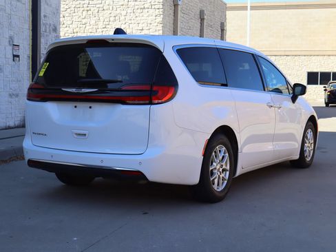 Used 2023 Chrysler Pacifica Touring-L FWD image 3