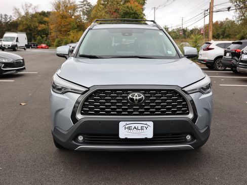Used 2022 Toyota Corolla Cross XLE w/ Convenience Package image 2