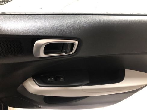 Used 2023 Hyundai Venue SEL image 15