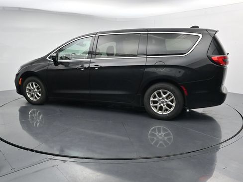 Used 2023 Chrysler Pacifica Touring-L FWD image 5