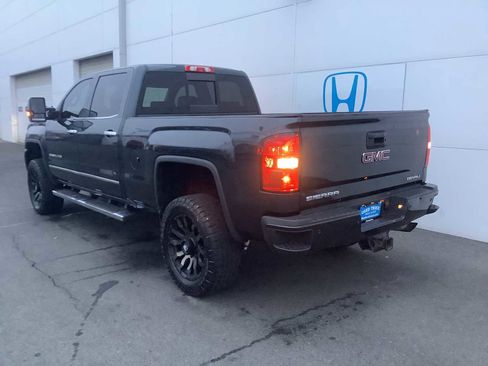 Used 2018 GMC Sierra 2500 Denali w/ Suspension Package, Off-Road image 4