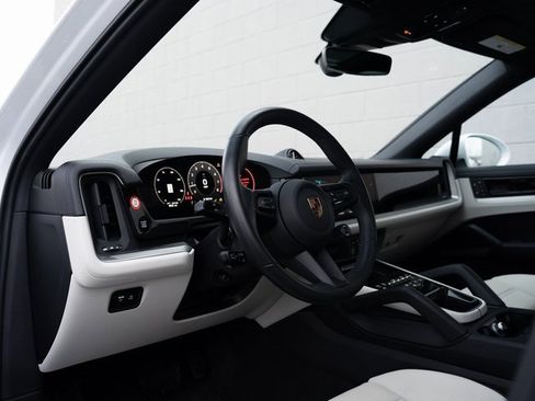 Certified 2025 Porsche Cayenne Coupe image 4