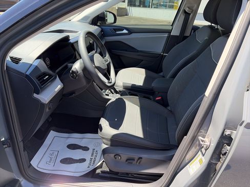 Used 2024 Volkswagen Taos SE w/ Panoramic Sunroof Package FWD image 11