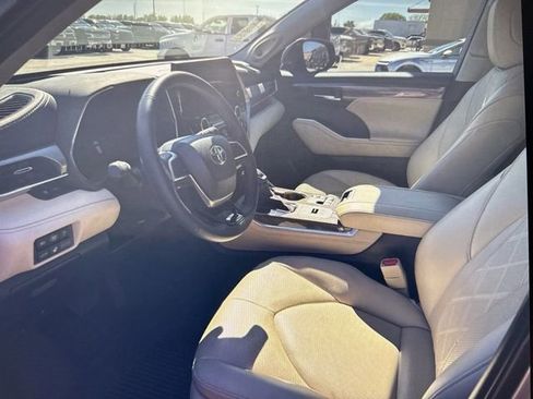 Used 2024 Toyota Highlander Platinum FWD image 8