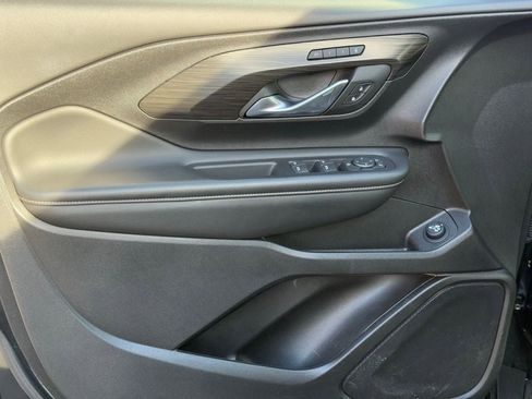 Used 2024 GMC Terrain SLT image 18