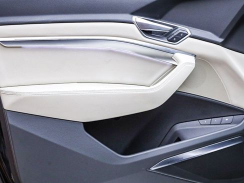 Used 2021 Audi e-tron Premium Plus w/ Premium Plus Package image 21