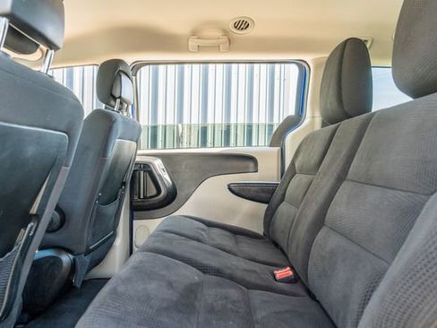 Used 2018 Dodge Grand Caravan SE w/ UConnect Hands-Free Group image 32