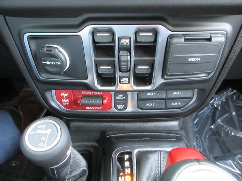 Used 2025 Jeep Wrangler Unlimited Rubicon w/ Convenience Group AWD/4WD image 46