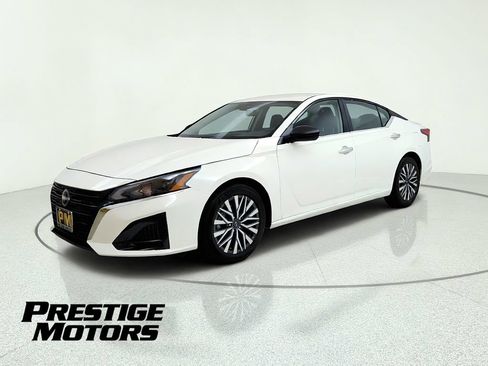 Used 2025 Nissan Altima 2.5 SV FWD image 3