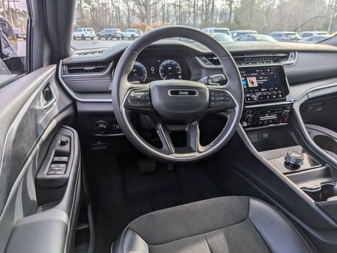 Used 2023 Jeep Grand Cherokee L Laredo image 25