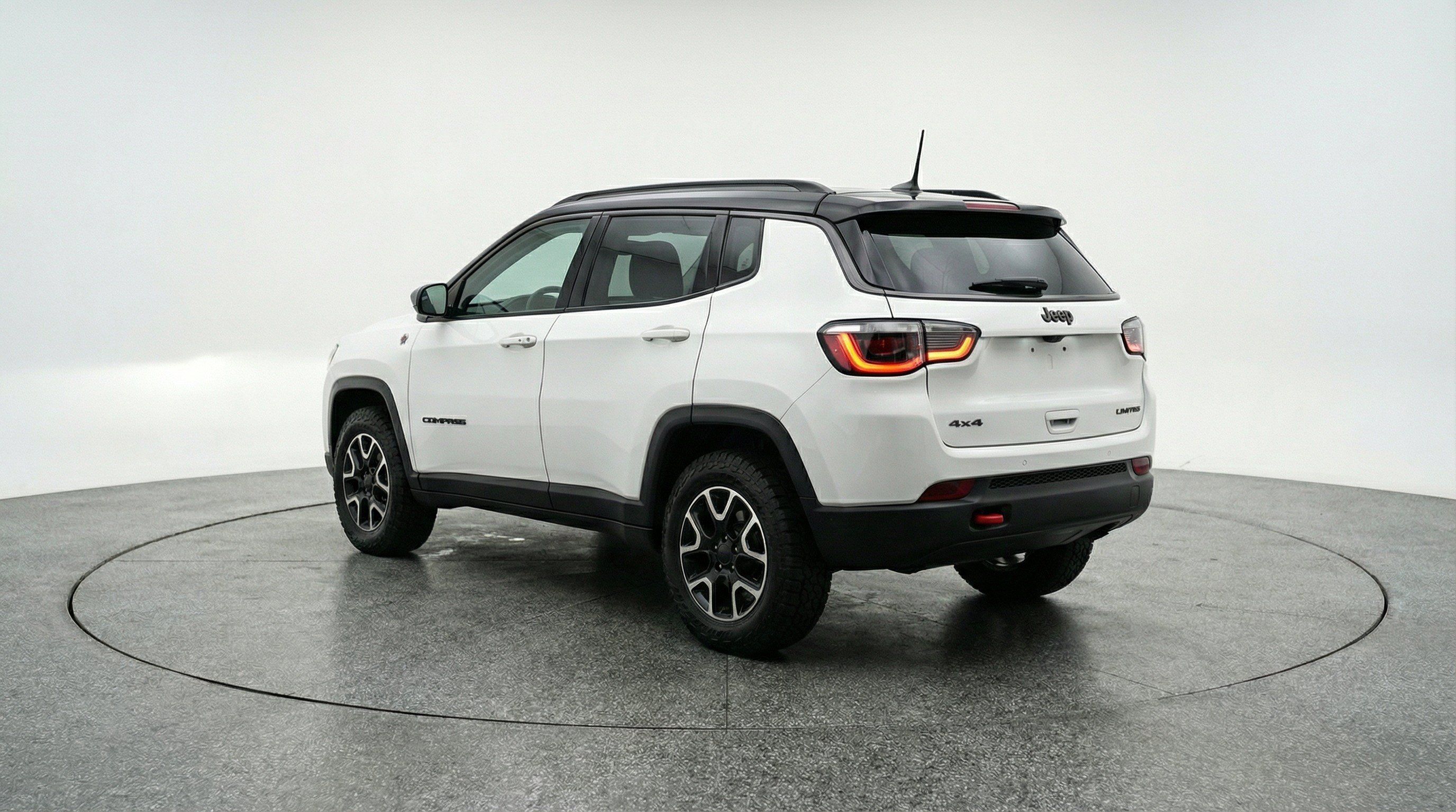 Used 2025 Jeep Compass Trailhawk AWD/4WD image 6