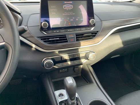 Used 2025 Nissan Altima 2.5 SV image 17