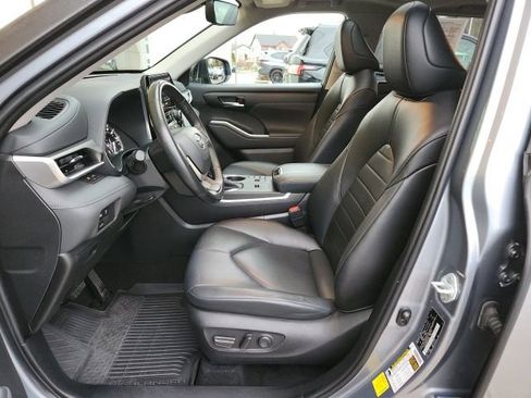 Used 2023 Toyota Highlander XLE image 16