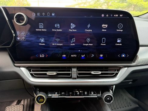 Used 2025 Chevrolet Equinox EV LT image 25