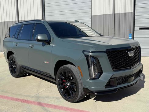 Used 2025 Cadillac Escalade V w/ LPO, ONYX Package image 8