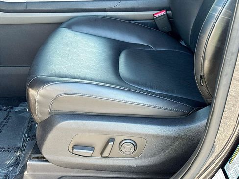 Used 2025 Kia Carnival FWD image 22