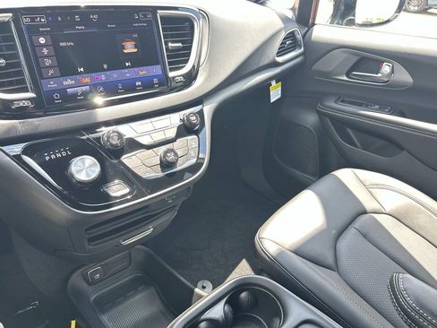 New 2027 Chrysler Pacifica LX FWD image 17