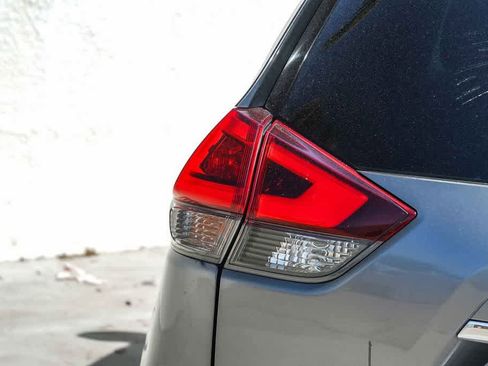 Used 2018 Nissan Rogue SV FWD image 7