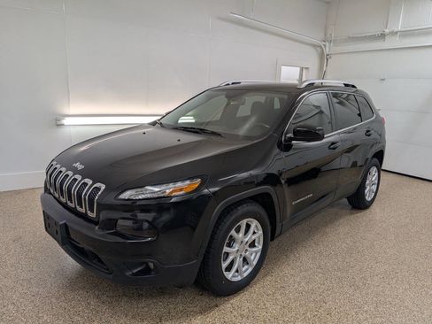 Used 2016 Jeep Cherokee Latitude image 2