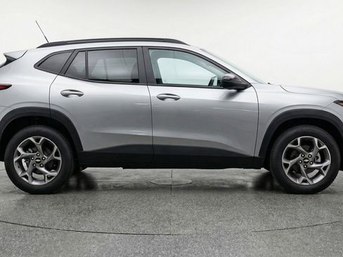 Used 2025 Chevrolet Trax LT w/ LT Convenience Package image 11