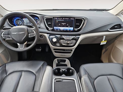 Used 2024 Chrysler Pacifica Touring-L image 10