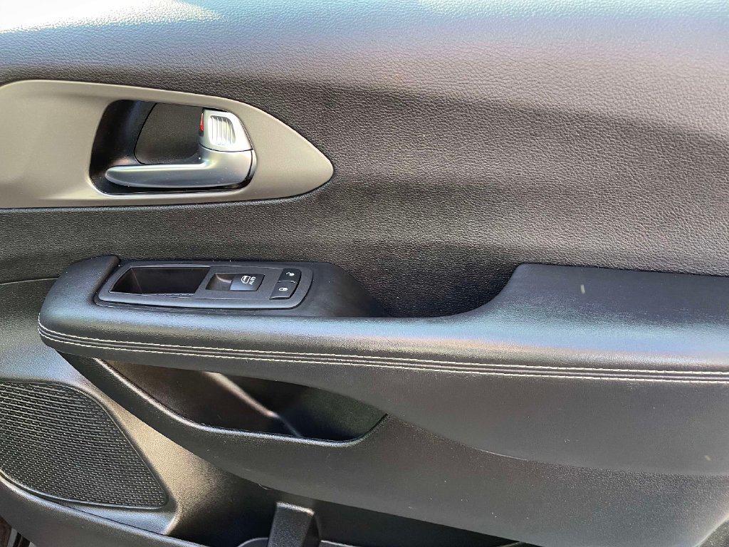 Used 2025 Chrysler Pacifica Select FWD image 9