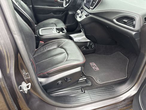 Used 2020 Chrysler Pacifica Limited FWD image 15