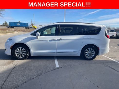 Used 2018 Chrysler Pacifica Touring-L image 6