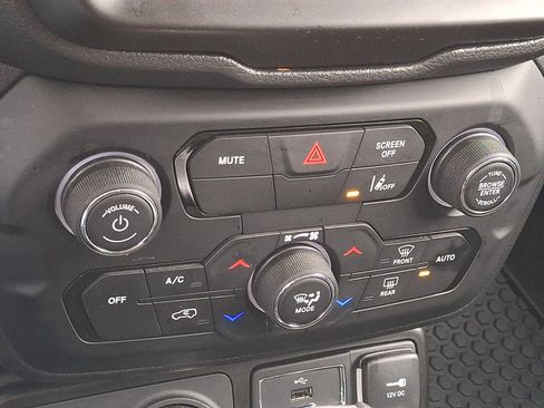 Used 2023 Jeep Renegade Latitude image 23