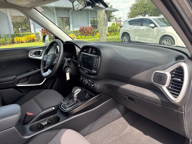 Used 2025 Kia Soul LX w/ LX Technology Package FWD image 10