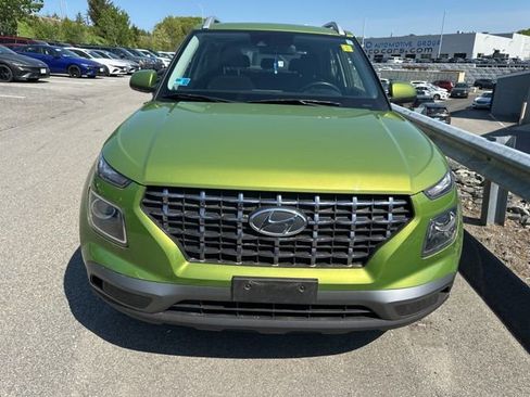Used 2022 Hyundai Venue SEL FWD image 2