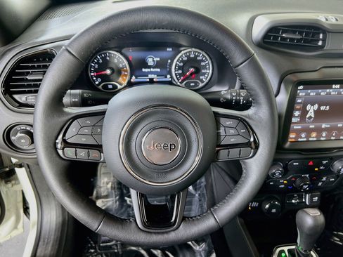 Used 2022 Jeep Renegade Altitude w/ Convenience Group AWD/4WD image 11