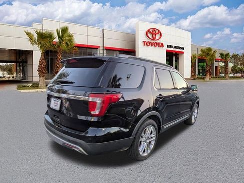 Used 2017 Ford Explorer XLT w/ Equipment Group 202A image 4