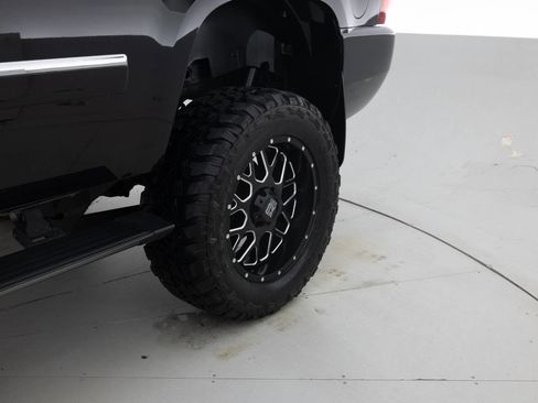 Used 2011 Chevrolet Tahoe LTZ AWD/4WD image 22
