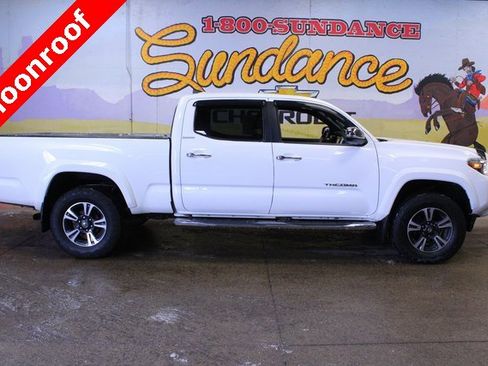 Used 2016 Toyota Tacoma Limited image 1