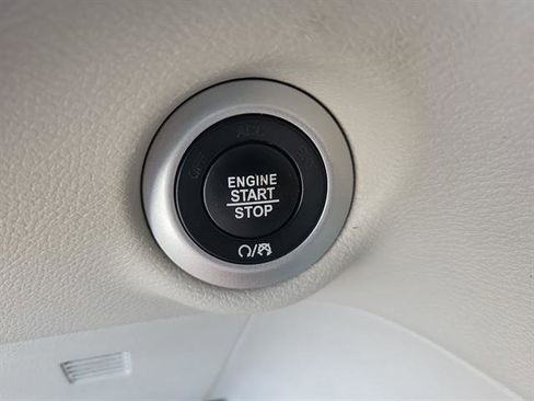 Used 2023 Chrysler Pacifica Touring-L FWD image 18