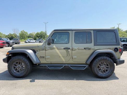 Used 2025 Jeep Wrangler Unlimited Sport AWD/4WD image 4