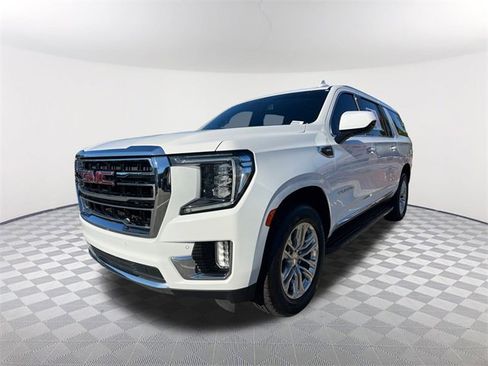 Used 2021 GMC Yukon XL SLT image 1
