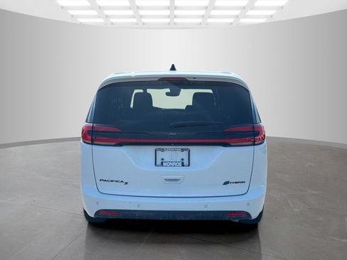 Certified 2024 Chrysler Pacifica Limited FWD image 5